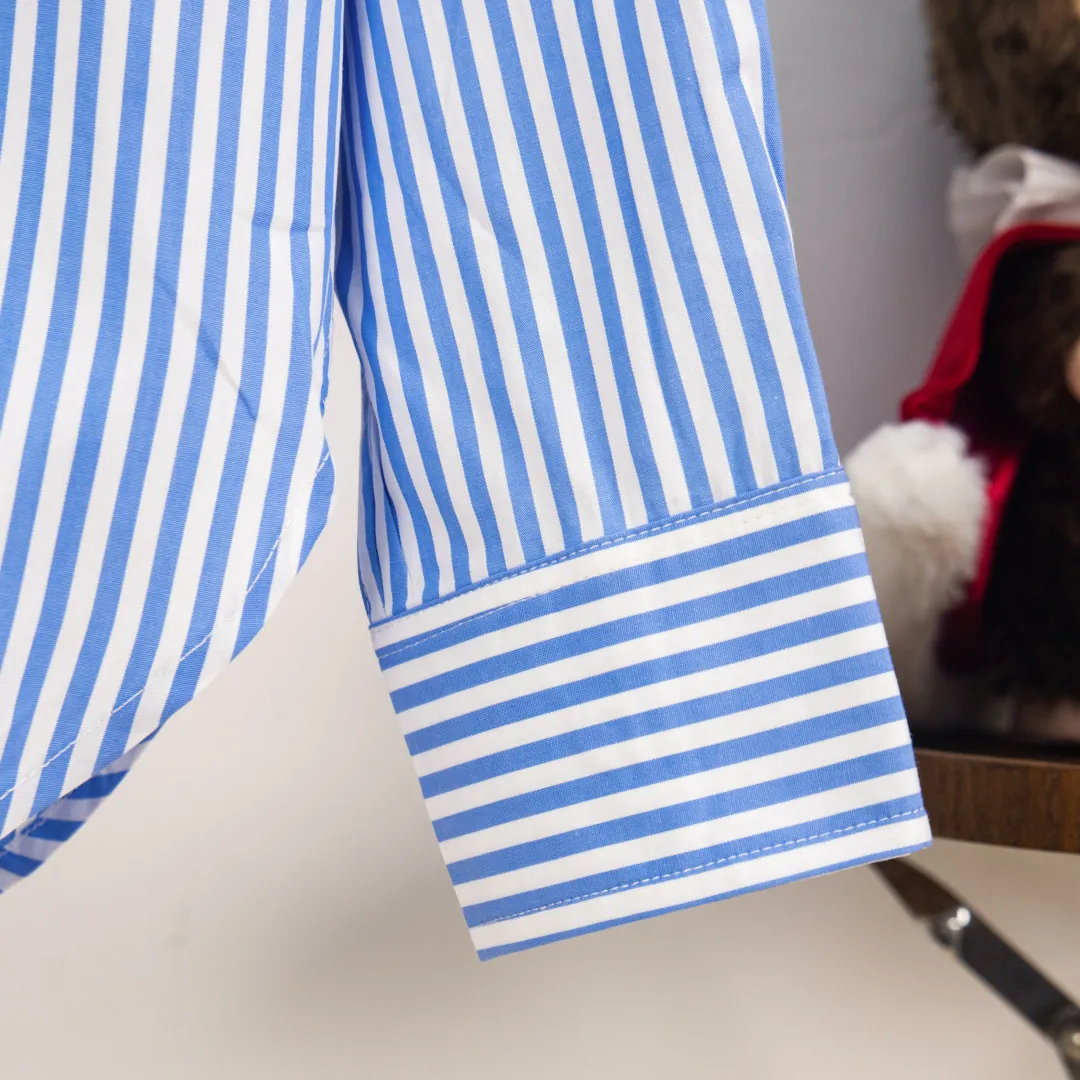 P290 zp version [Exclusive supply] Ralph Lauren/Ralph Lauren 2025SS new old-money style cotton poplin large and small striped long-sleeved casual shirt, 100% restored workmanship, embedded seams and clean edges, curved triangular bifurcation ✅100% cotton poplin, smooth feel, pre-car wash treatment, tighter yarn ✅Custom-dyed original pearlescent white bottom buttons, large and small partitions, vertical eyelets✅Special shaped chiffon foil included in the collar door tube Not easy to deform and pull. ✅ RL three-color large and small vertical striped shirt. Extraordinary isometric. Cleverly matched stripes. Multiple wear to inspire self-expression. Relaxed layering to play with the look of the four seasons. Color: red, blue, green. Size: S M L XL. Number: WW10963.